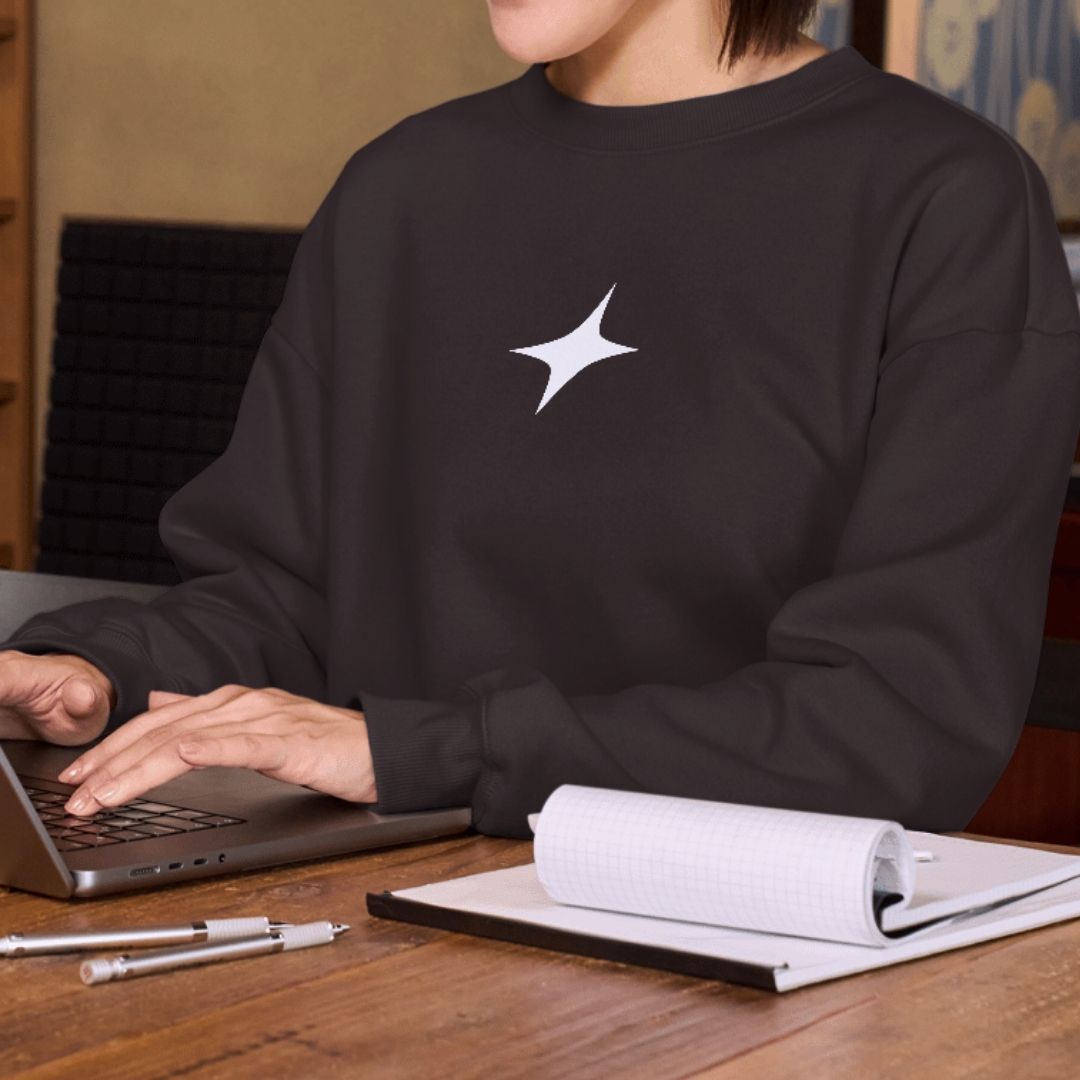 Modelo joven usando remera jaspeada Star